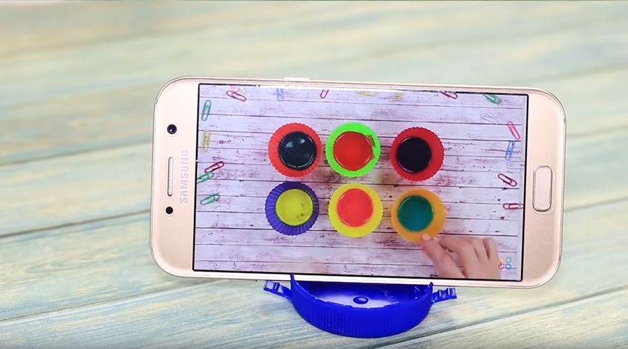smarthphone stand with bottle cap