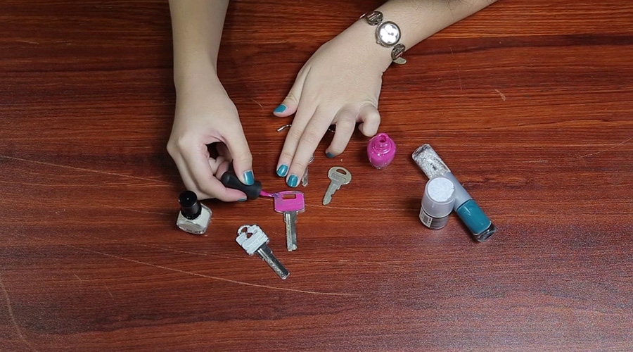 student labeling keys with nail polish for colour coding student life hack